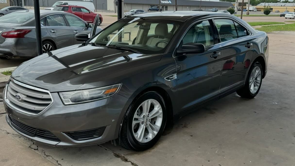 Ford Taurus SEL freshly detailed front three-quarter view